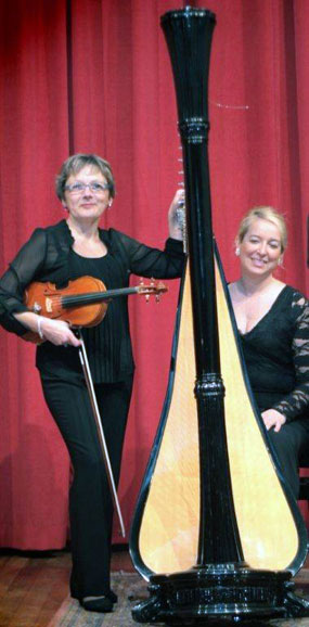 Le duo lors d'un concert : Isabelle Rémy au violon à gauche, Isabelle Guérin à la harpe à droite.