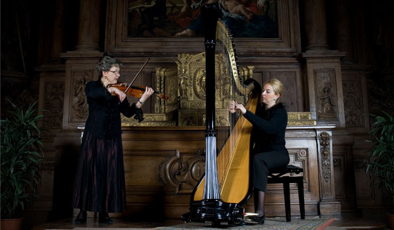 Le duo lors d'un concert : Isabelle Rémy au violon à gauche, Isabelle Guérin à la harpe à droite.